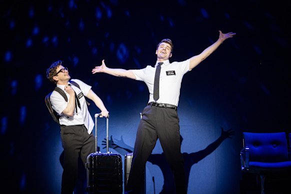 Nick Cox (à gauche) et Sean Johnston se produisent dans le Livre de Mormon au Capitol Theatre de Sydney.