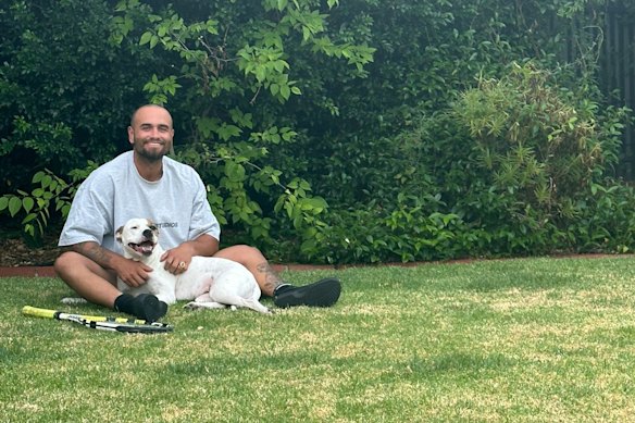 Jake Weatherald avec son chien, Ivy.
