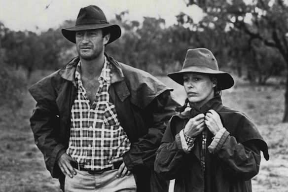 Bryan Brown avec Helen Morse dans Une ville comme Alice.
