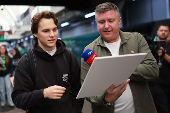 Piastri est interviewé par David Croft de Sky à l'Autodromo Jose Carlos Pace.