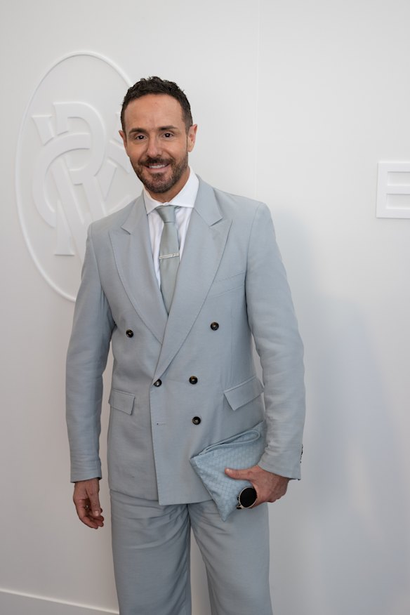 Le styliste de Sydney, Donny Galella, à l'occasion de Oaks Day.