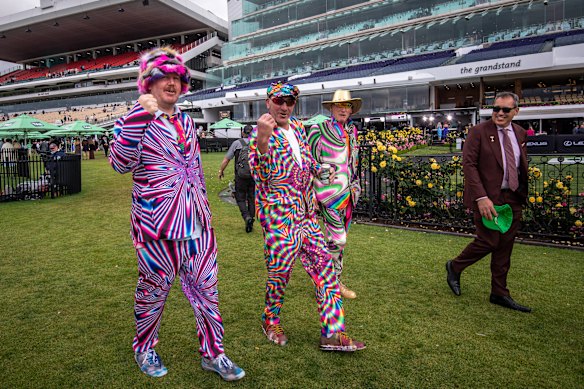 Les amis Luke, Simon et Scott ignorent les euphémismes, choisissant le plaisir plutôt que la mode et se déguisant pour la Melbourne Cup.
