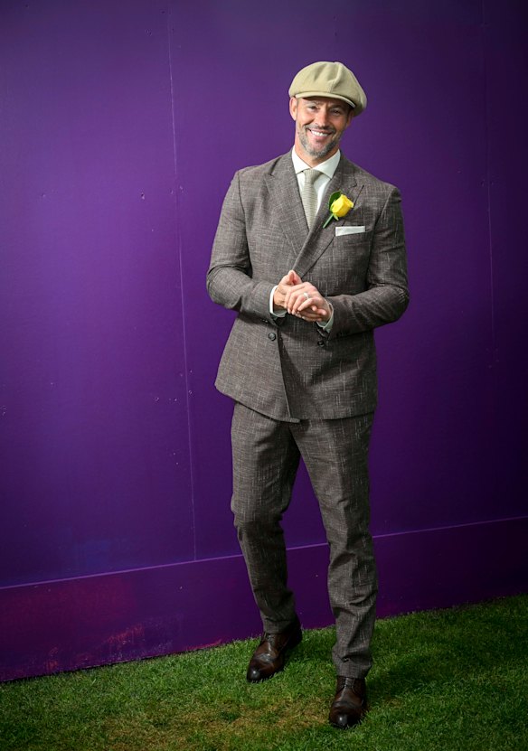 Kris Smith dans un costume Boss et un chapeau Serena Lindeman le jour de la Coupe.
