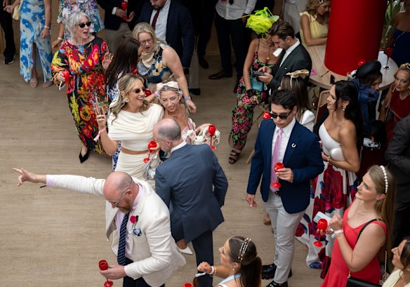 Les fleurs bruyantes étaient parfaites pour danser sous le chapiteau Mumm, mais n'étaient pas en phase avec les tendances de la saison.