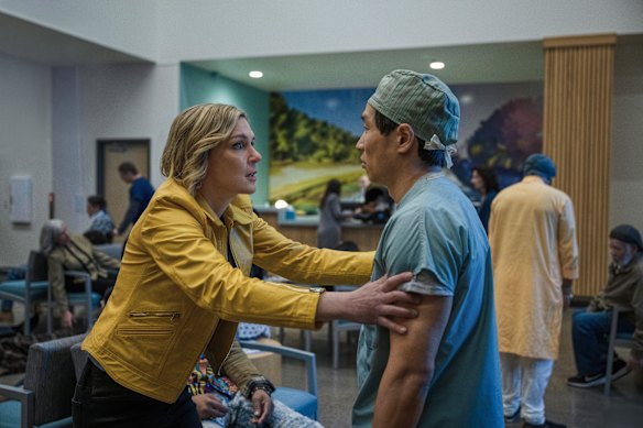 Rhea Seehorn dans Pluribus, la série écrite pour elle par Vince Gilligan.