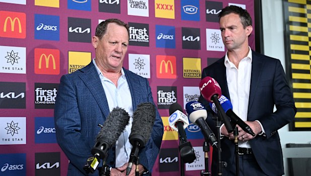 Kevin Walters et le directeur général des Broncos, Dave Donaghy, s'adressent aux médias en septembre 2024 après le limogeage de l'entraîneur.