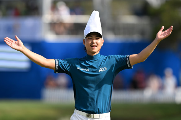 Min Woo Lee portant une toque de chef lors du championnat australien de la PGA.