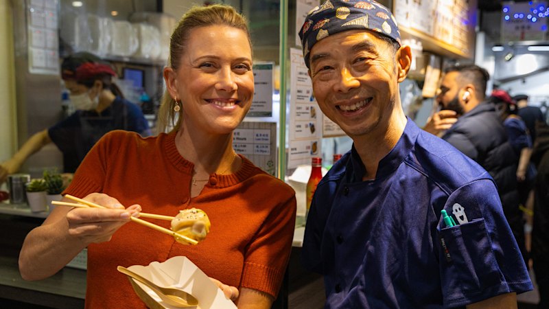 La star de MasterChef tourne la série Hong Kong Gourmet 16 ans après ses débuts
