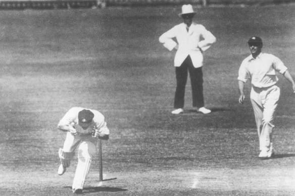 Le joueur de cricket australien Bert Oldfield est frappé à la tête par Harold Larwood lors de la série Bodyline de 1933.