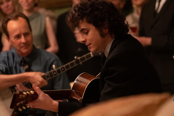 Timothee Chalamet, dans le rôle de Bob Dylan dans A Complete Unknown, est en lice pour la meilleure bande originale de compilation pour les médias visuels.