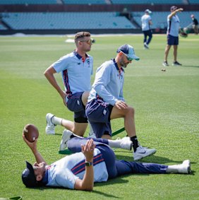 Les vétérans (arrière-avant) Josh Hazlewood, Nathan Lyon et Mitchell Starc s'échauffent à l'entraînement NSW Sheffield Shield au SCG.