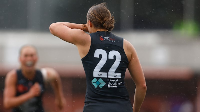 La joueuse des Carlton Blues Mia Austin rend hommage à son cousin lors de la victoire éliminatoire de l'AFLW contre la côte ouest