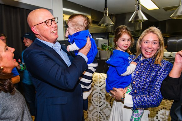 Peter Dutton fait campagne à Kooyong avec la candidate libérale Amelia Hamer. La candidate indépendante Monique Ryan a conservé l'ancien siège libéral du ruban bleu aux élections de 2025.