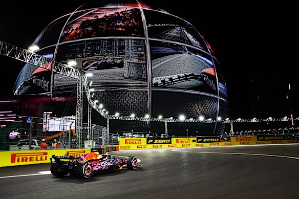 Max Verstappen parcourt le parcours sous les lumières vives de Las Vegas.