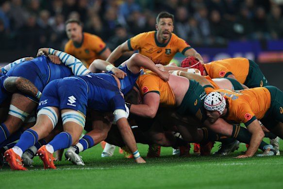 Jake Gordon derrière la mêlée des Wallabies.