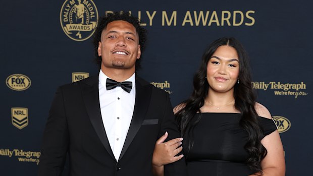 Le joueur des Roosters Naufahu Whyte et son partenaire, Hope, aux Dally M Awards.
