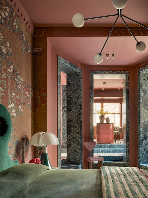 Le vestiaire « presque théâtral ».