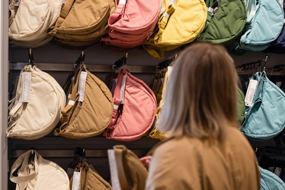Le sac Round Mini Shoulder est devenu viral à lui seul, se vendant à plusieurs reprises, ce qui lui a valu de nouvelles couleurs et le surnom de « sac Mary Poppins ».