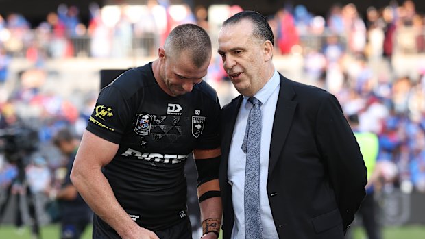 Kieran Foran partage un mot discret avec le président de la Commission ARL, Peter V'landys.