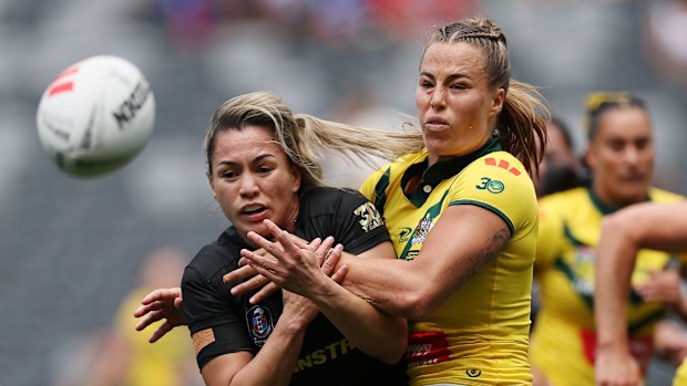 Apii Nicholls de Nouvelle-Zélande est abordé par Isabelle Kelly d'Australie.
