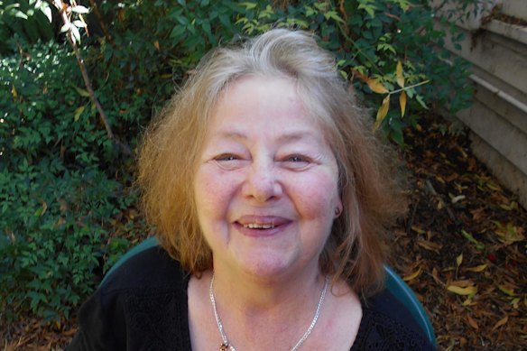 Feu Kerry Greenwood dans son jardin.
