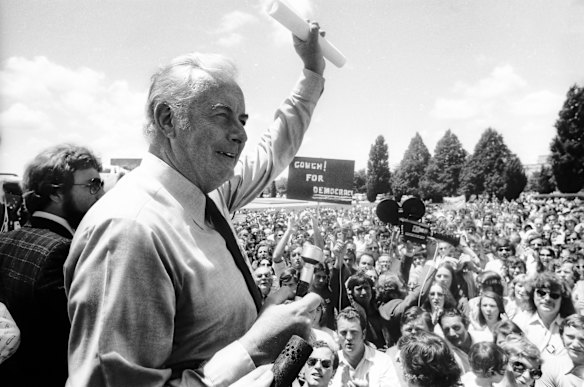 Gough Whitlam lors d'un de ses rassemblements électoraux après le licenciement en novembre 1975.