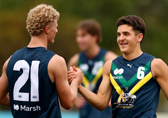 Lindsay (à droite, avec son collègue espoir Harley Barker) est l'un des joueurs les plus dévoués du repêchage 2025.