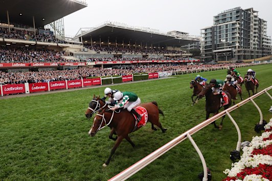 Hugh Bowman est coincé sur le rail sur Aeliana, en arrière à droite, dans le Cox Plate 2025.