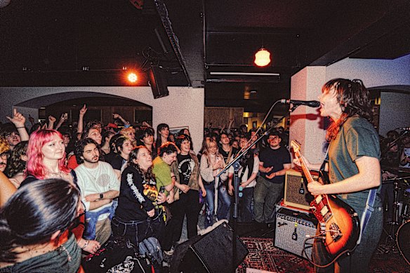 Barnett en plein vol au salon.