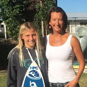 Molly Picklum, 14 ans, avec Beachley après avoir participé à son camp junior.