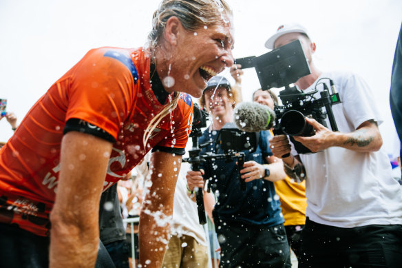 Stephanie Gilmore célèbre son huitième titre mondial record en 2022.