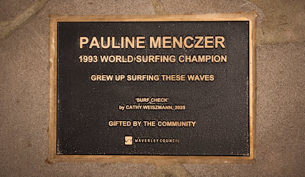 La plaque qui rend hommage à Pauline Menczer par la statue.