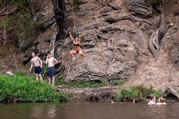 Les gens se rafraîchissent dans la rivière Yarra à Warrandyte.