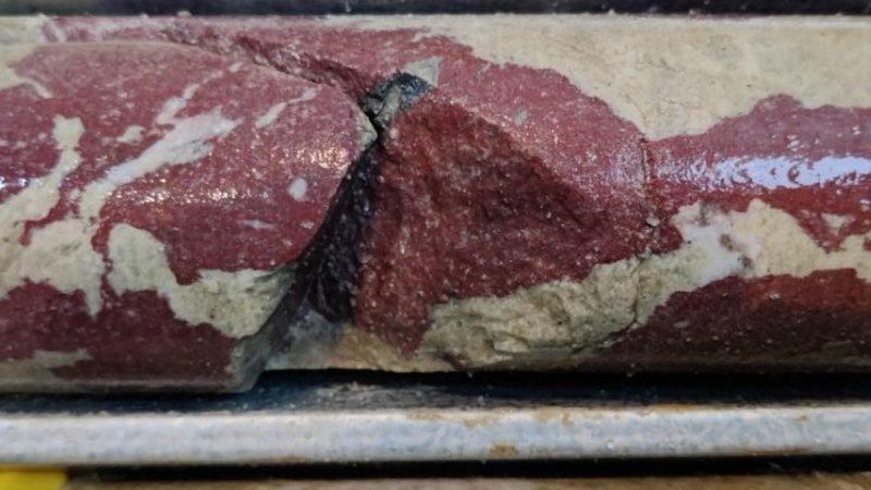 Éclipse sur des terres rares hébergées dans la carbonatite du Groenland à 190 m