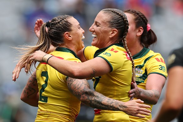 Le skipper des Jillaroos, Ali Brigginshaw, félicite la buteuse d'essais Julia Robinson.
