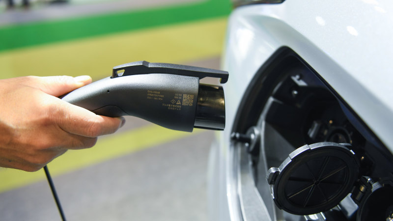 Les ventes de véhicules électriques chutent, mettant en péril les objectifs climatiques