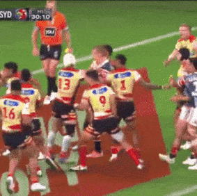 Naufahu Whyte était au cœur de l'escarmouche de la 23e ronde des Roosters avec les Dolphins.
