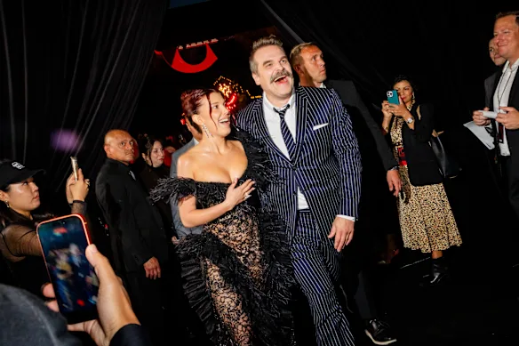 Brown et Harbor ont été largement photographiés en train de rire et de s'embrasser sur le tapis rouge lors de la première mondiale de la série à Los Angeles début novembre, cinq jours après la publication du rapport du Daily Mail.