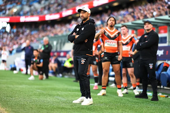 L'entraîneur des Wests Tigers, Benji Marshall, bénéficie du plein soutien du groupe Holman Barnes.