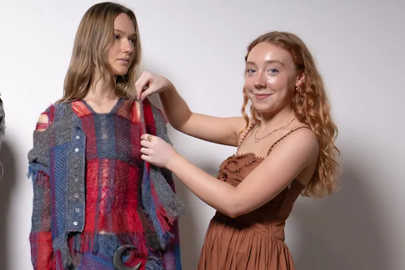 Lauréate de la bourse Indigo Stuart de l'Australian Fashion Foundation avec un mannequin portant son modèle.