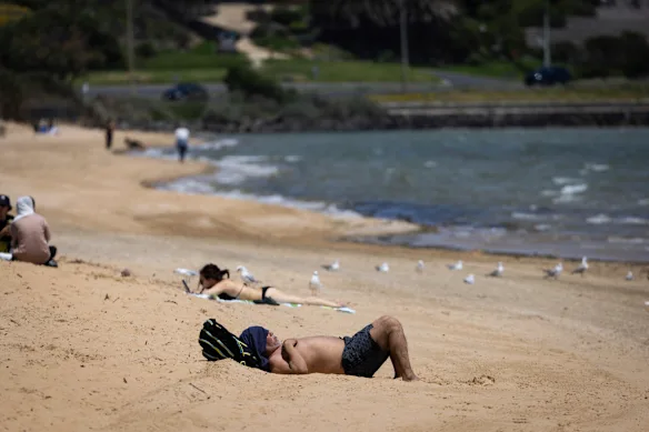 Les gens profitent du temps chaud sur la plage de Frankston à Melbourne vendredi.