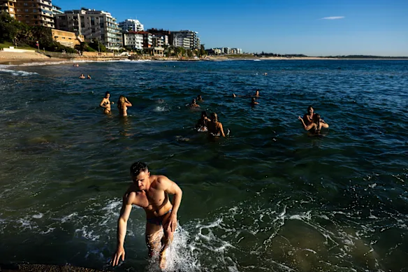 Les Sydneysiders se rafraîchissent à Cronulla vendredi.