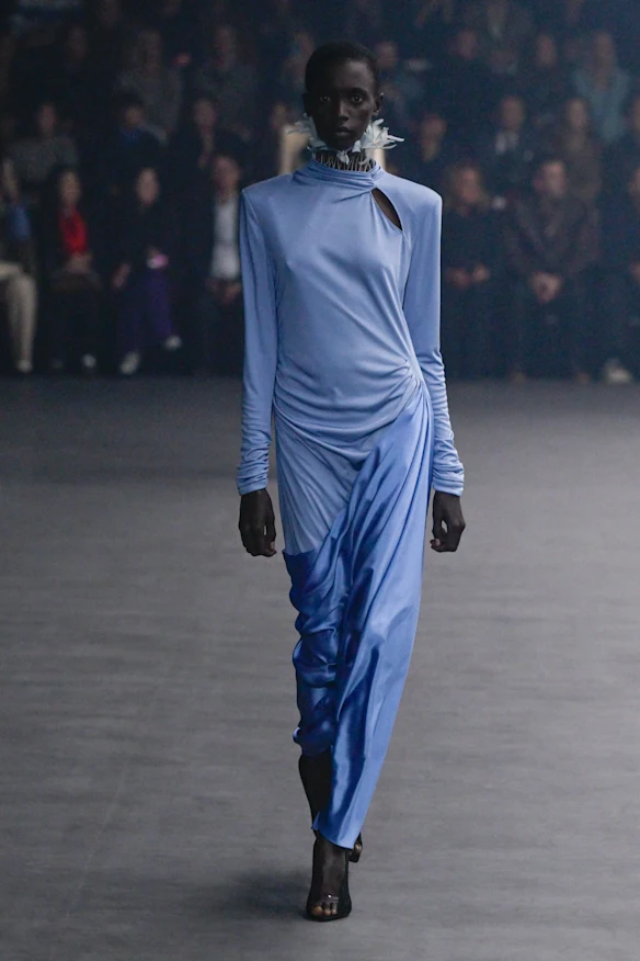 Le bleu céruléen sur le défilé Valentino de la collection printemps/été 2026 à la Fashion Week de Paris.