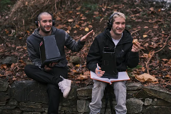 Michael et Danny Philippou sur le tournage de Bring Her Back.