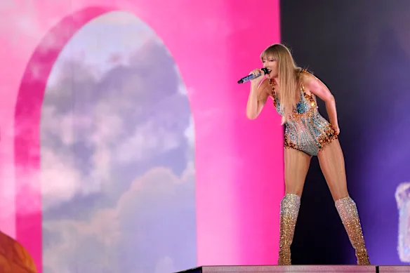 Taylor Swift se produit à SoFi. 