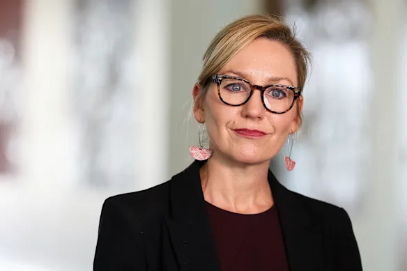 La leader des Verts, Larissa Waters, se dit également préoccupée par les conséquences du harcèlement sur le personnel féminin.