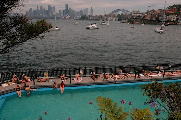 Les gens passent l’après-midi chaud à la piscine d’eau de mer de Macallum.