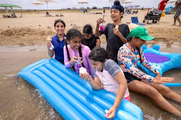 Membres des familles Singh, Boparai et Hoju à Penrith Beach.