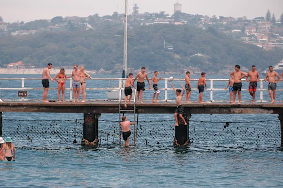 Les gens sur la jetée de Clifton Gardens.