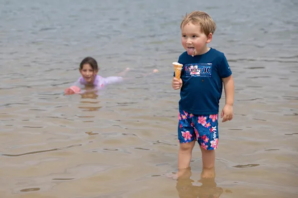 Raphaël avec une glace à Penrith Beach. 